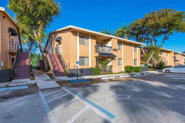$1,900 | 6053 10th Avenue North, Unit 239, Lake Worth, FL 33463
