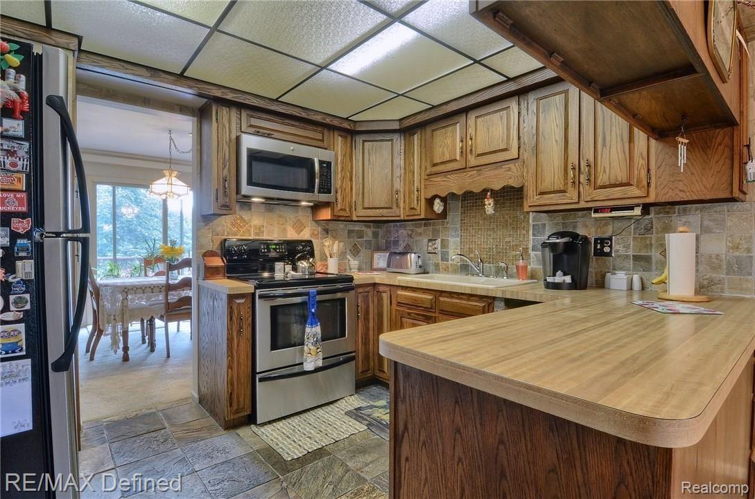 978 Golfview Court Rochester, MI 48307 - Photo 9 of 31 Kitchen.jpg