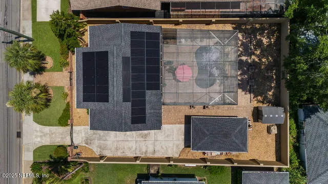 a view of a house with backyard