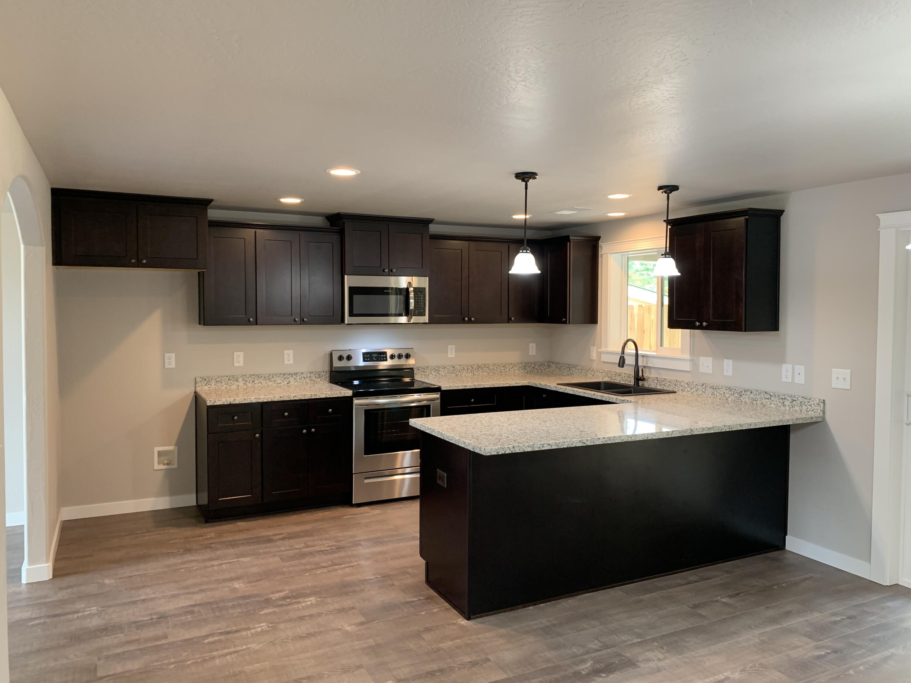 221 Samuel Lane Loop Road Phoenix, OR 97535 - Photo 8 of 15 KItchen