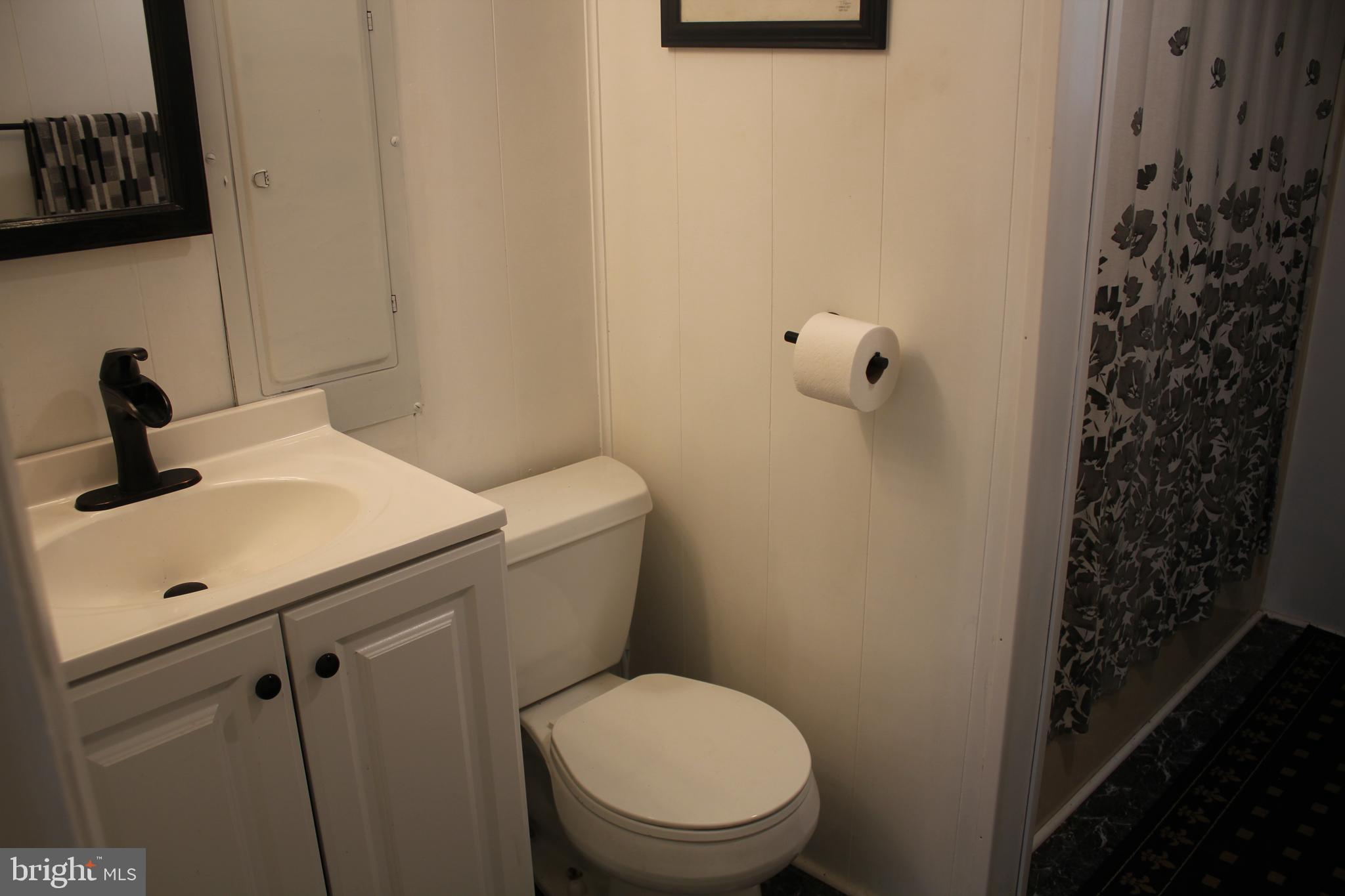 12439 West Torquay Road Ocean City, MD 21842 - Photo 13 of 24 Full bathroom off of kitchen, adjacent to bedroom