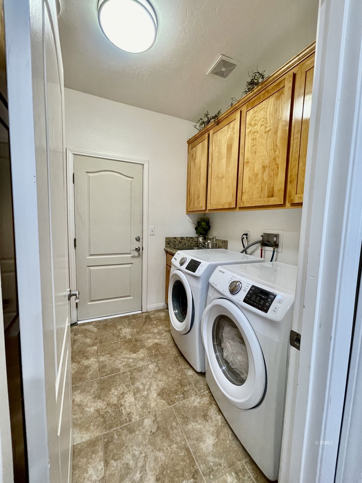 412 Acacia Street Ridgecrest, CA 93555 - Photo 24 of 31 a utility room with dryer and washer