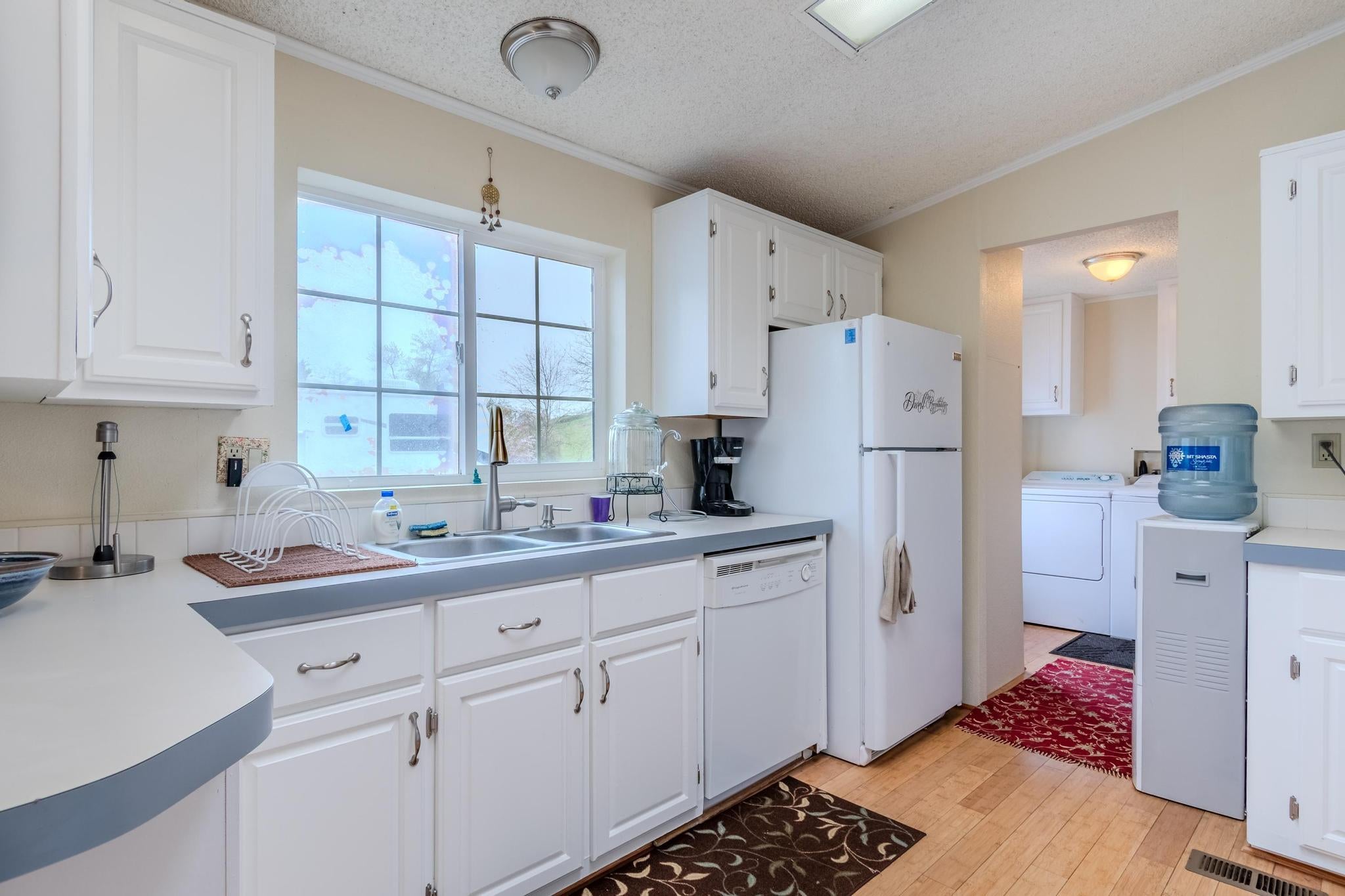 939 South Valley View Road, Unit 19 Ashland, OR 97520 - Photo 9 of 26 Kitchen window