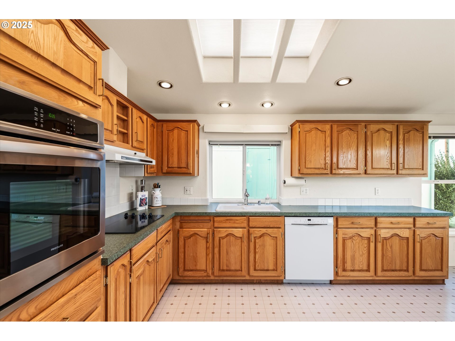 4055 Royal Avenue, Unit 8 Eugene, OR 97402 - Photo 15 of 33 Kitchen