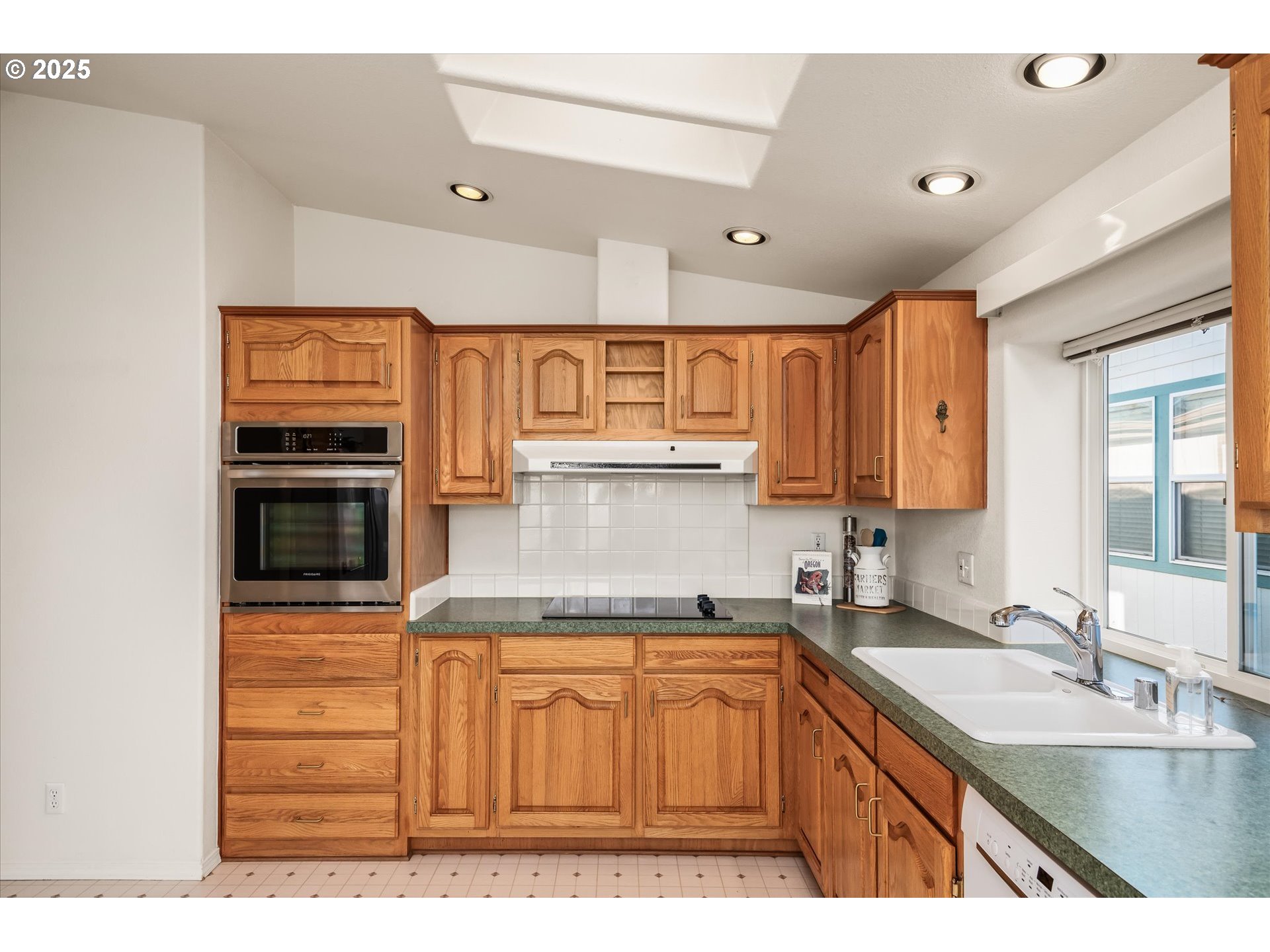 4055 Royal Avenue, Unit 8 Eugene, OR 97402 - Photo 16 of 33 Kitchen