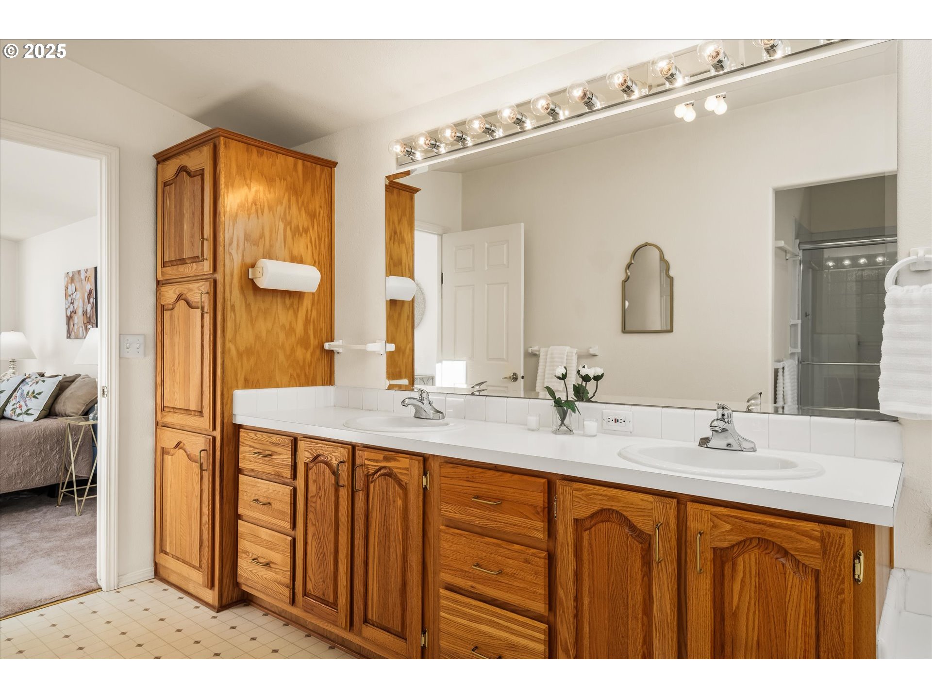 4055 Royal Avenue, Unit 8 Eugene, OR 97402 - Photo 23 of 33 Owner's Suite Bathroom