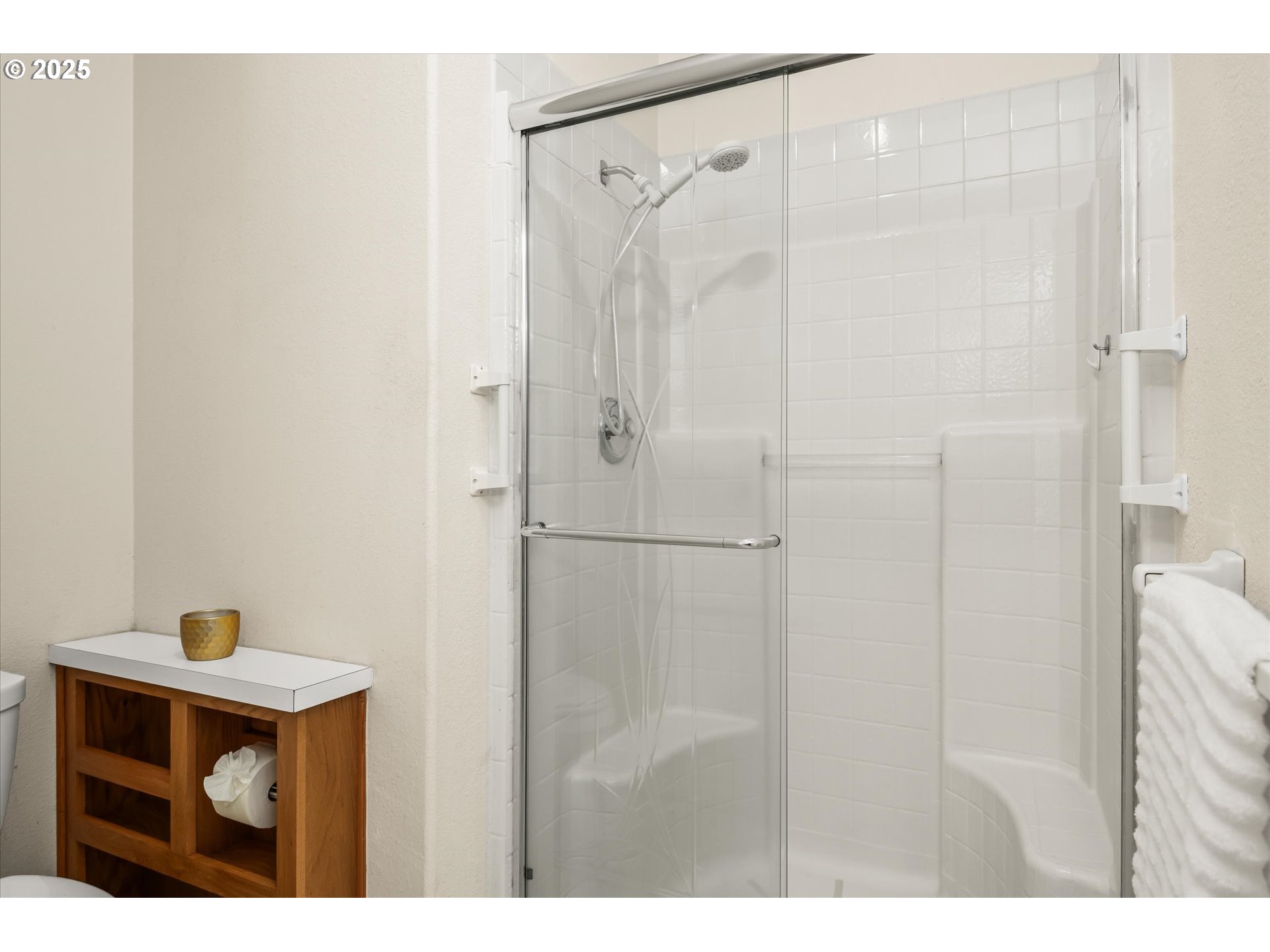 4055 Royal Avenue, Unit 8 Eugene, OR 97402 - Photo 24 of 33 Owner's Suite Bathroom