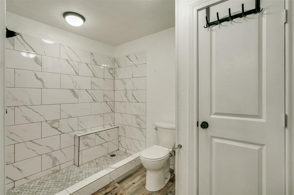 400 South Bailey Street Electra, TX 76360 - Photo 18 of 36 a bathroom with a toilet and a shower