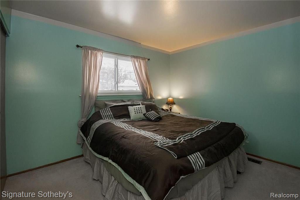 7526 Superior Street Center Line, MI 48015 - Photo 10 of 24