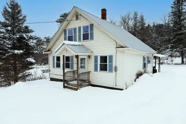 $259,900 | 21 Ledge Road, Lyndon, VT 05851