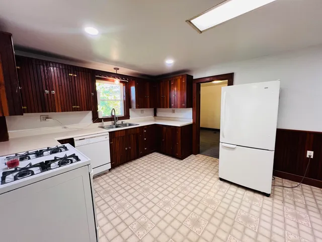 $259,900 | 21 Ledge Road, Lyndon, VT 05851