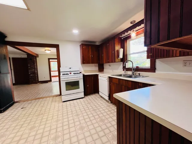 $259,900 | 21 Ledge Road, Lyndon, VT 05851