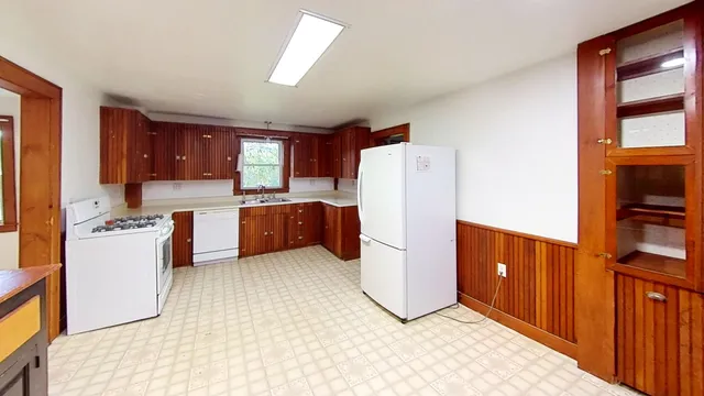 $259,900 | 21 Ledge Road, Lyndon, VT 05851