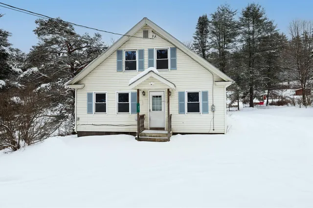 $259,900 | 21 Ledge Road, Lyndon, VT 05851