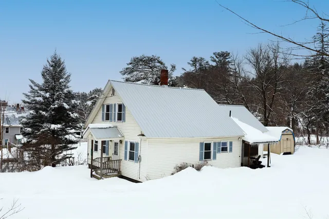$259,900 | 21 Ledge Road, Lyndon, VT 05851