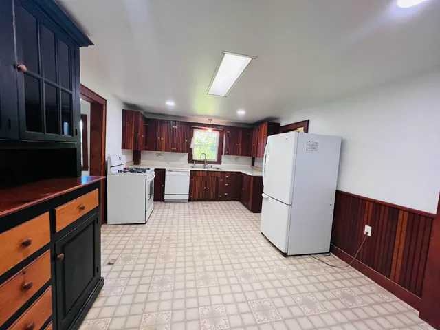 $259,900 | 21 Ledge Road, Lyndon, VT 05851