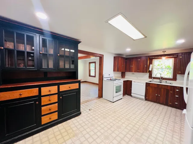 $259,900 | 21 Ledge Road, Lyndon, VT 05851