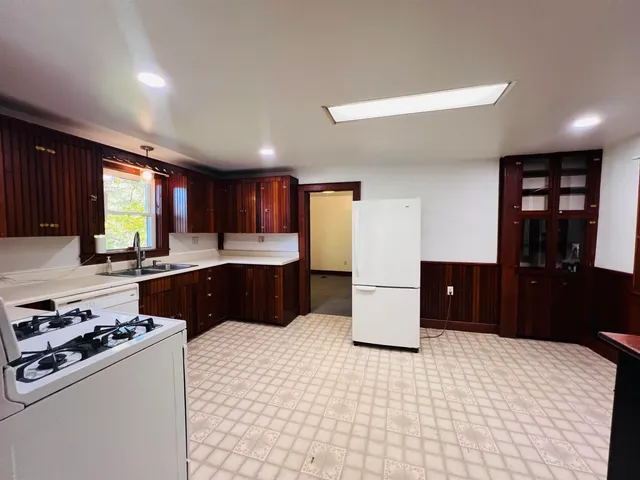 $259,900 | 21 Ledge Road, Lyndon, VT 05851