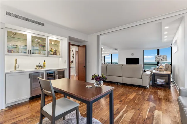 $1,175,000 | 990 North Lake Shore Drive, Unit 16A, Chicago, IL 60611