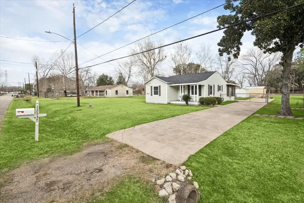 a view of outdoor space yard and green space