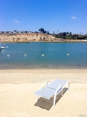 a view of a back yard