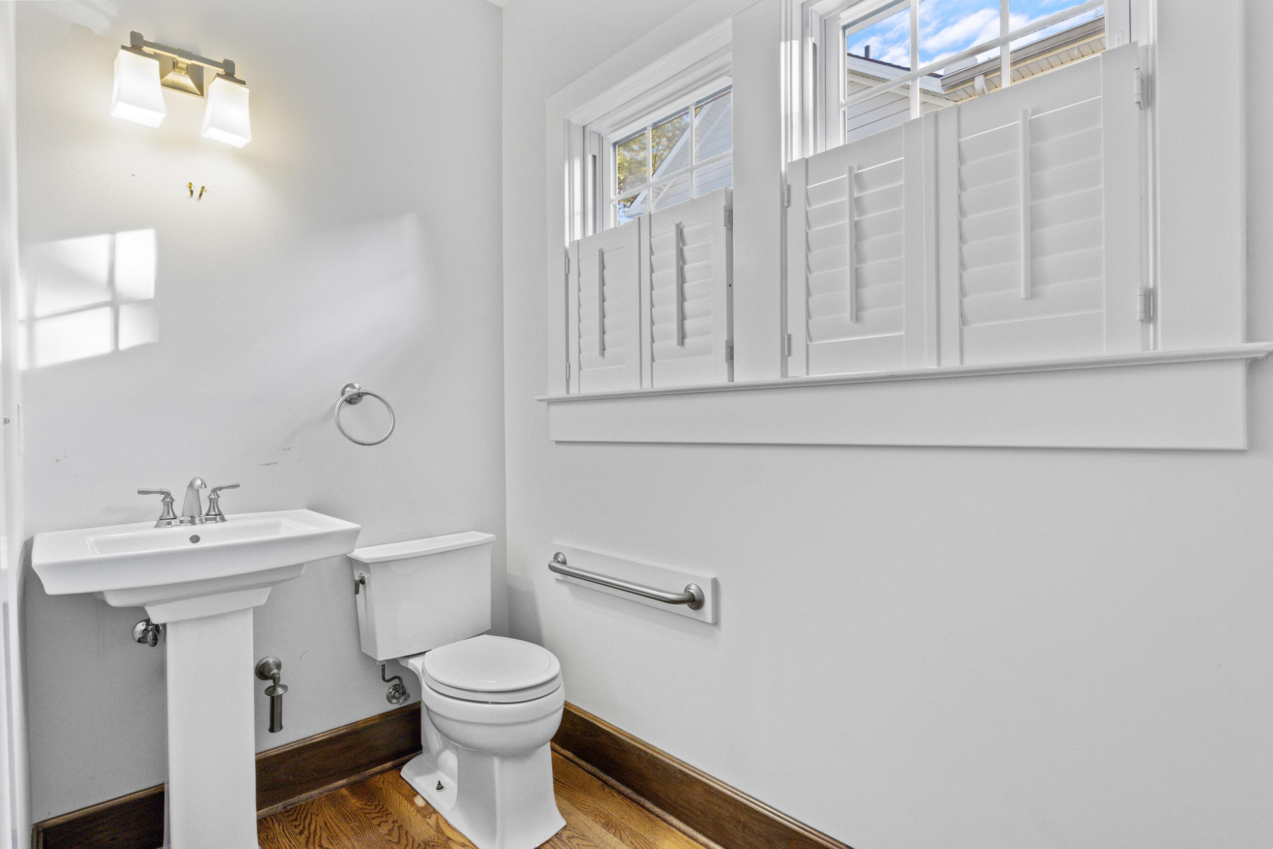 424 Ridgeway Road Lexington, KY 40502 - Photo 19 of 74 first floor powder room