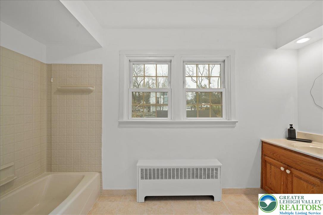 3349 Brodhead Road Bethlehem, PA 18020 - Photo 37 of 61 Full bathroom - 2nd floor