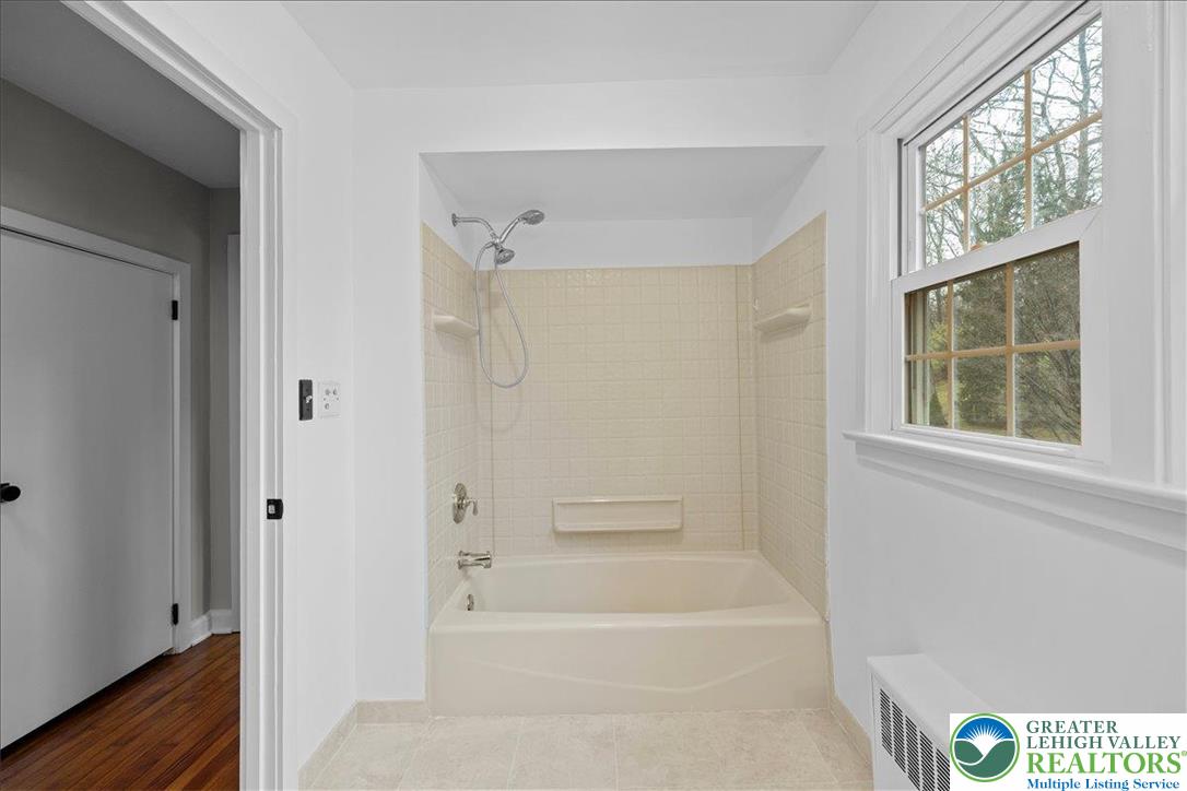 3349 Brodhead Road Bethlehem, PA 18020 - Photo 38 of 61 Full bathroom - 2nd floor
