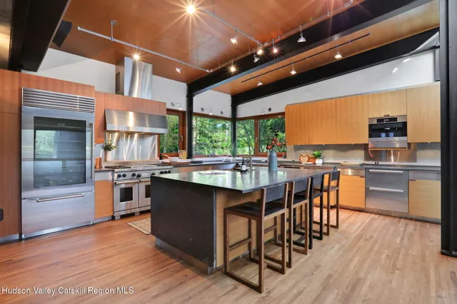 a view of an mountain and a mountain view