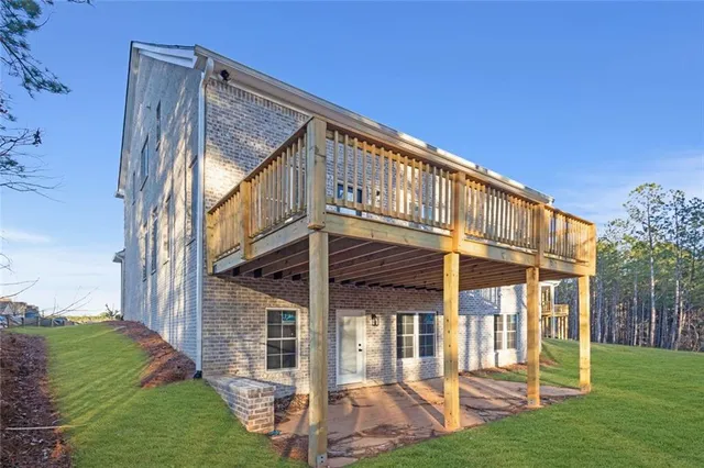 a view of a house with backyard and deck