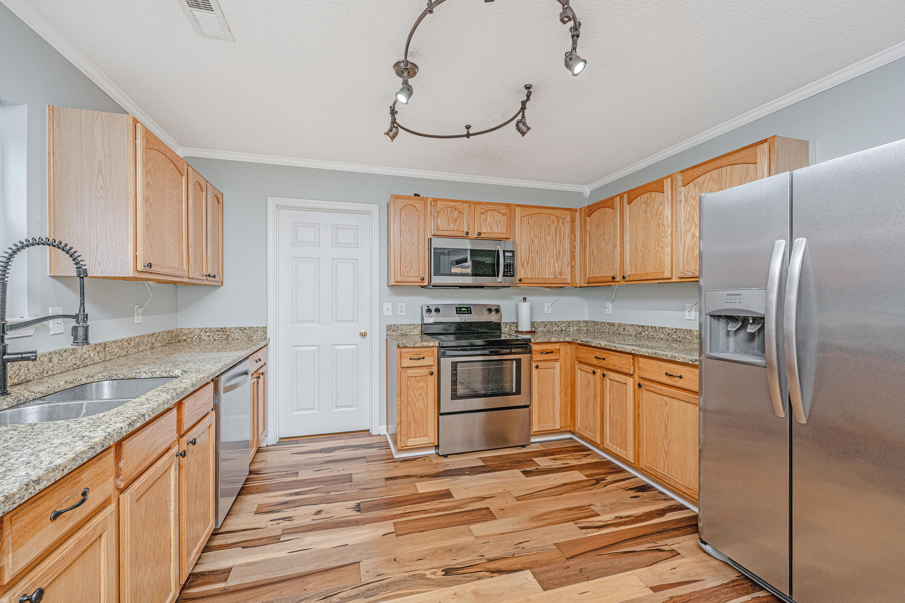 147 Old Tree Road Goose Creek, SC 29445 - Photo 15 of 42 147OldTreeRd017
