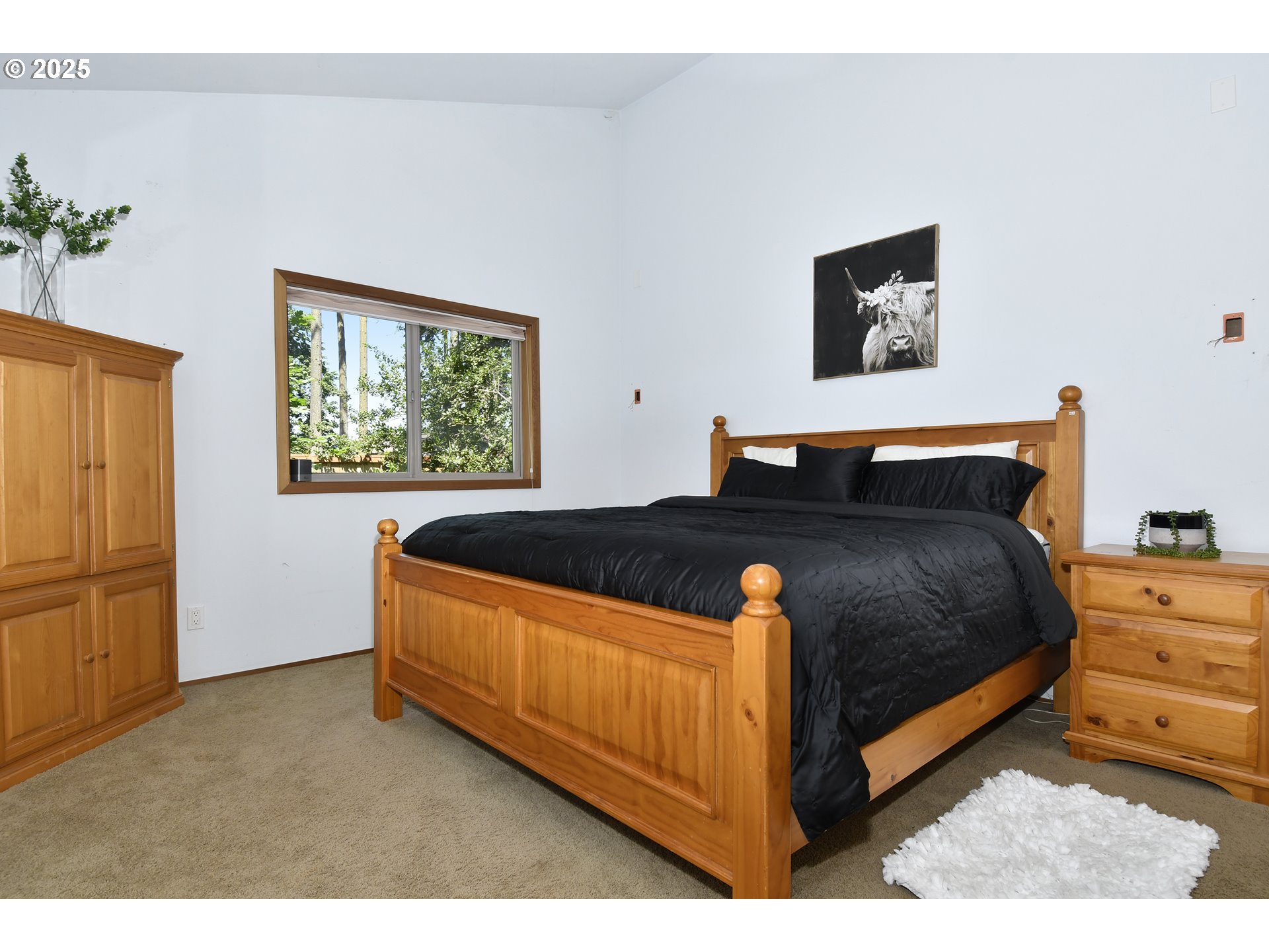 8325 Northeast Dog Ridge Road Newberg, OR 97132 - Photo 19 of 41 a bedroom with a bed and painting on the wall