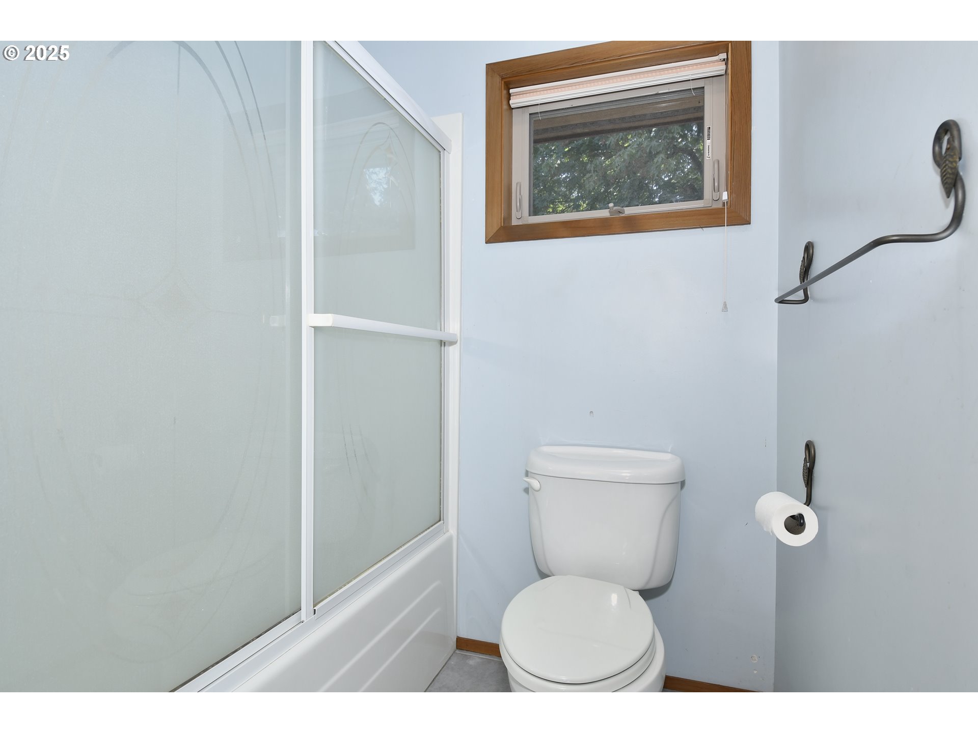 8325 Northeast Dog Ridge Road Newberg, OR 97132 - Photo 23 of 41 a bathroom with a toilet a sink and mirror