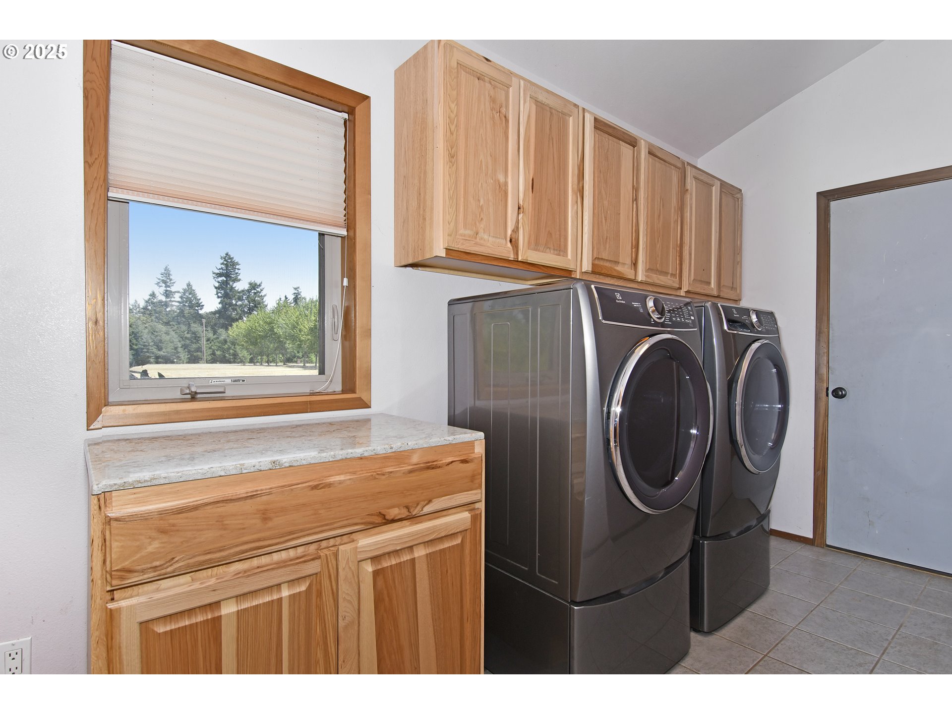 8325 Northeast Dog Ridge Road Newberg, OR 97132 - Photo 27 of 41 a utility room with dryer and washer