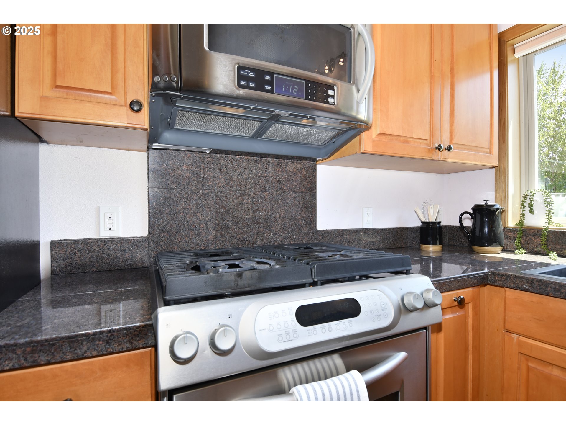 8325 Northeast Dog Ridge Road Newberg, OR 97132 - Photo 7 of 41 a kitchen with a stove and a microwave