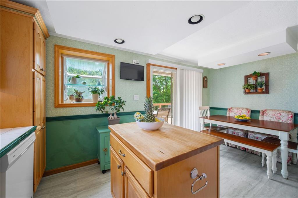 658 Lindsay Road Carnegie, PA 15106 - Photo 10 of 32 Eat in Kitchen