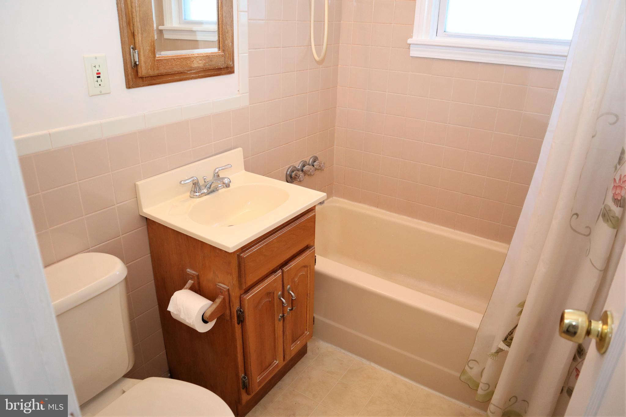 110 Rutledge Avenue Trenton, NJ 08618 - Photo 12 of 17 Bath