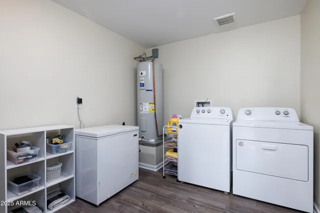 a view of a back yard