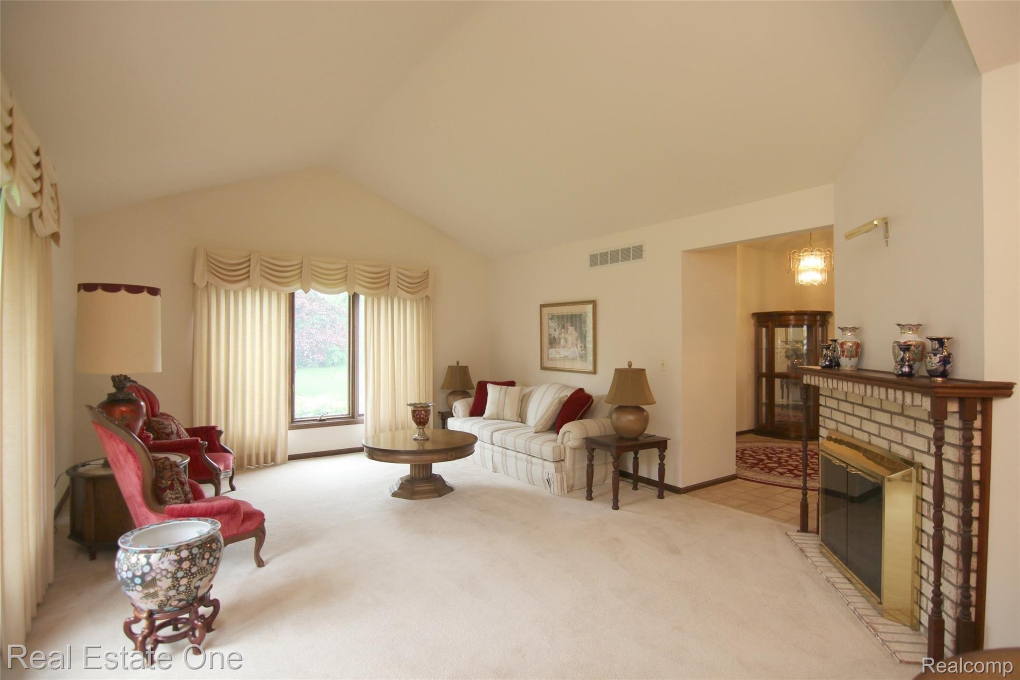 925 East Buno Road Milford, MI 48381 - Photo 27 of 31 jBeagan Ct Living Room.jpg
