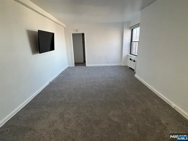 $1,650 | 3091 Edwin Avenue, Unit 5D, Fort Lee, NJ 07024