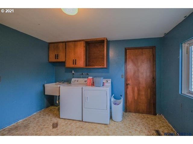 34415 Bond Road Lebanon, OR 97355 - Photo 17 of 32 a utility room with a sink washer and dryer