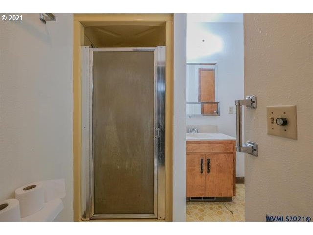 34415 Bond Road Lebanon, OR 97355 - Photo 20 of 32 a bathroom with a sink and mirror