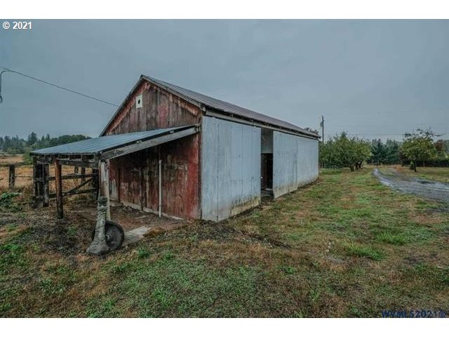 34415 Bond Road Lebanon, OR 97355 - Photo 24 of 32 a backyard of a house
