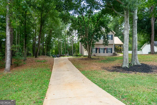 a view of house with a yard