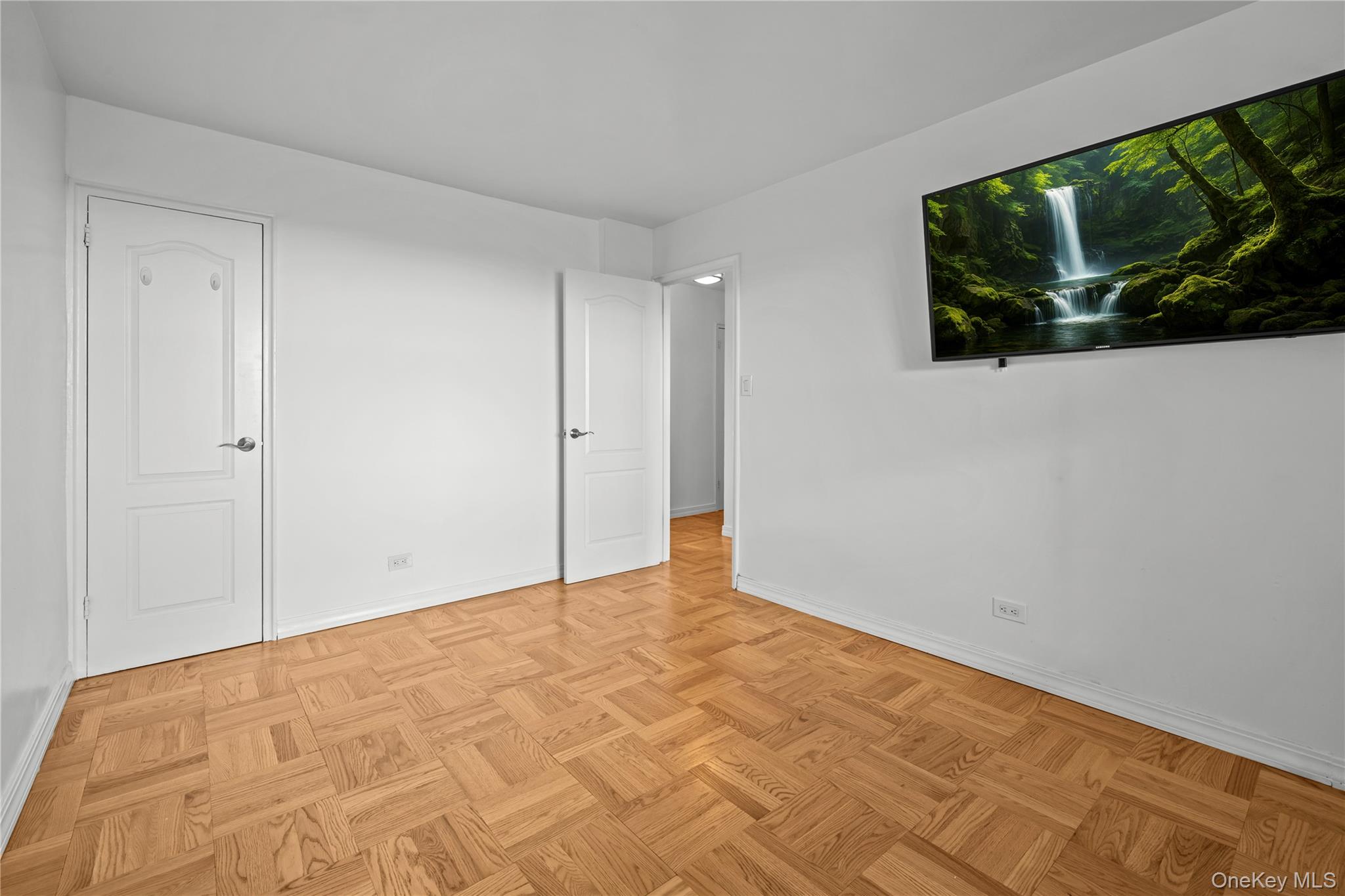 4555 Henry Hudson Parkway West, Unit A908 Bronx, NY 10471 - Photo 5 of 12 a view of an empty room