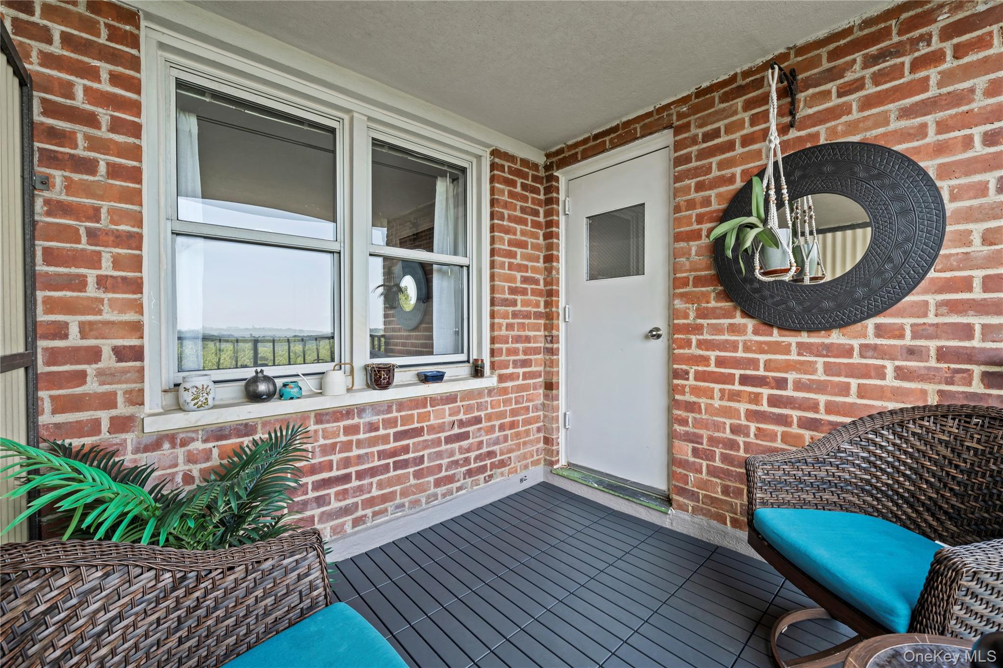 4555 Henry Hudson Parkway West, Unit A908 Bronx, NY 10471 - Photo 10 of 12 a front view of a house with a garden