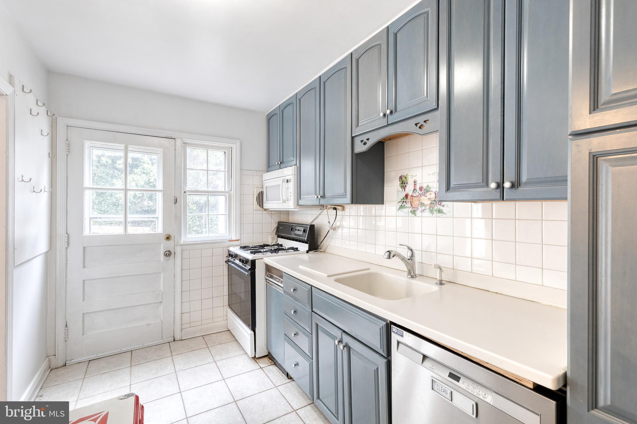 934 Radcliffe Road Towson, MD 21204 - Photo 12 of 25 Kitchen