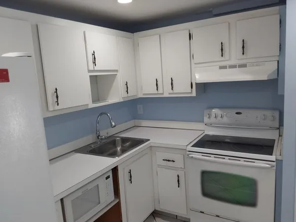 $1,800 | 4166 Inverrary Drive, Unit 409, Lauderhill, FL 33319