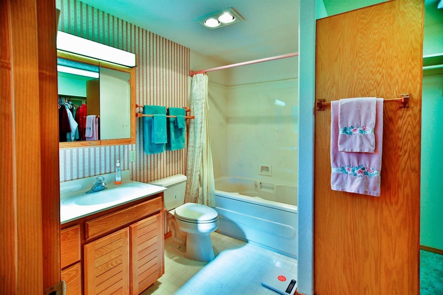 1300 Rounds Avenue Grants Pass, OR 97527 - Photo 18 of 25 Master bath with jetted tub. Walk in clo