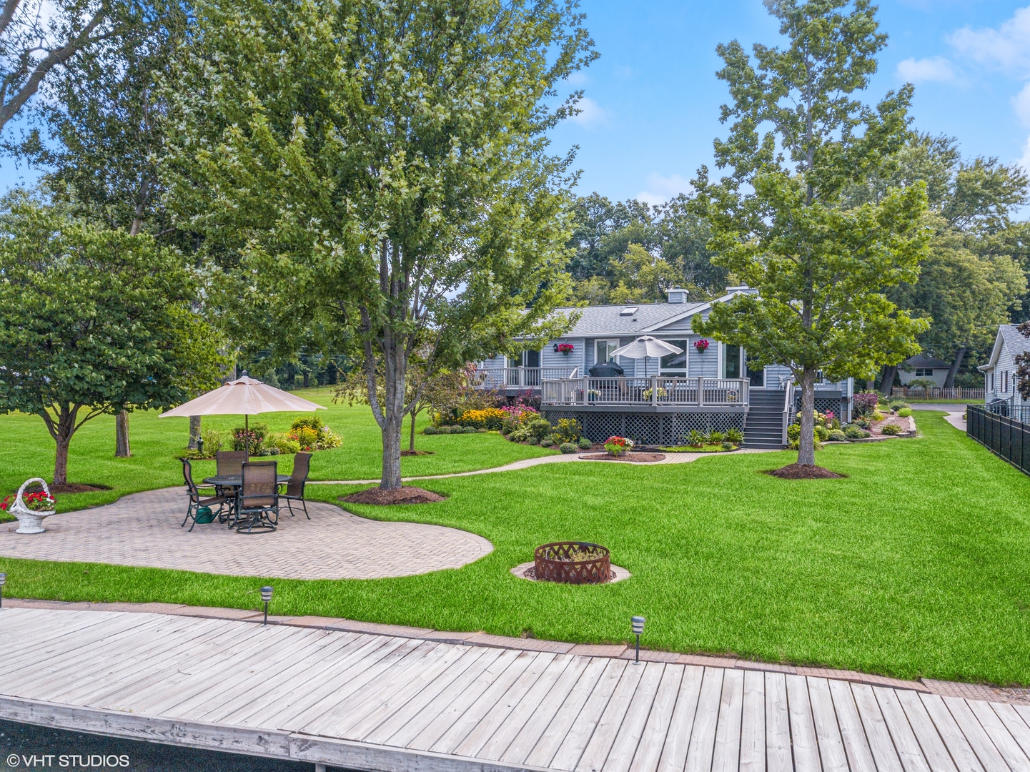 307 North Emerald Drive McHenry, IL 60051 - Photo 4 of 34 a garden view with a seating space